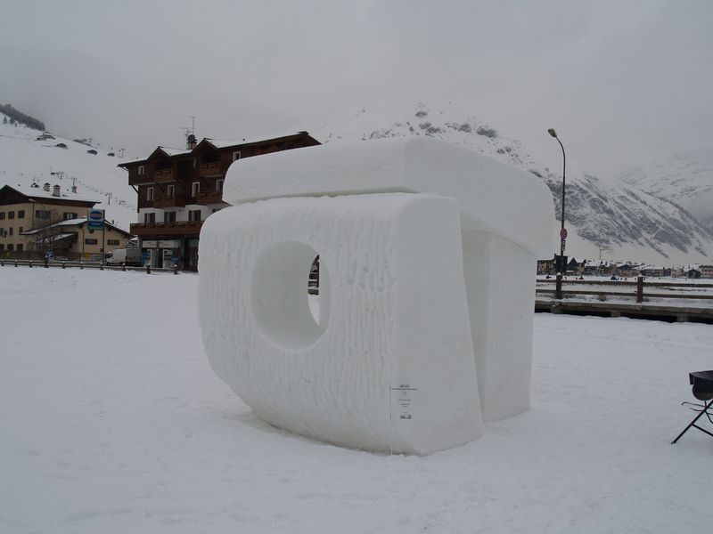<b><i>Open House</i></b> , 2008 , snow, 300x300x300 cm, Livigno (Italy)