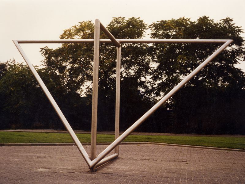 <b><i>Zonder titel</i></b>, 1982, RVS 300x300x600 cm, pleinobject entree DGSW, Rotterdam