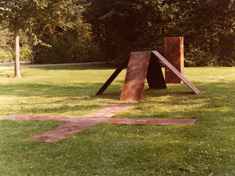 <b><i>Sequence III</i></b>, 1980 staalplaat 120x280x840 cm