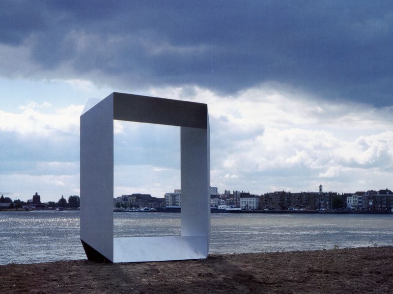 <b><i>Gevouwen vierkant</i></b>, 1996, gecoat plaatstaal  75x250x250 cm, beeldenpark Drechtoevers,       1985 ,Beelden in Rhoon