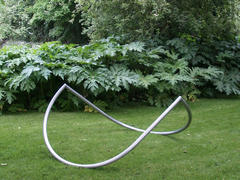 <b><i>Gevouwen ellips</i></b>, 1995 aluminium ø 150 cm