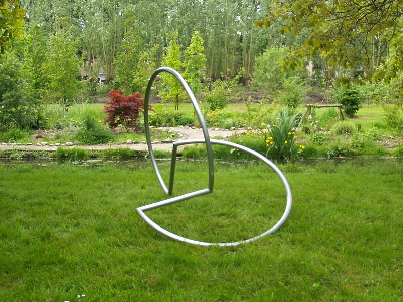 <b><i>Geschakelde cirkel segmenten</i></b>, 1995, aluminium ø 150 cm  
