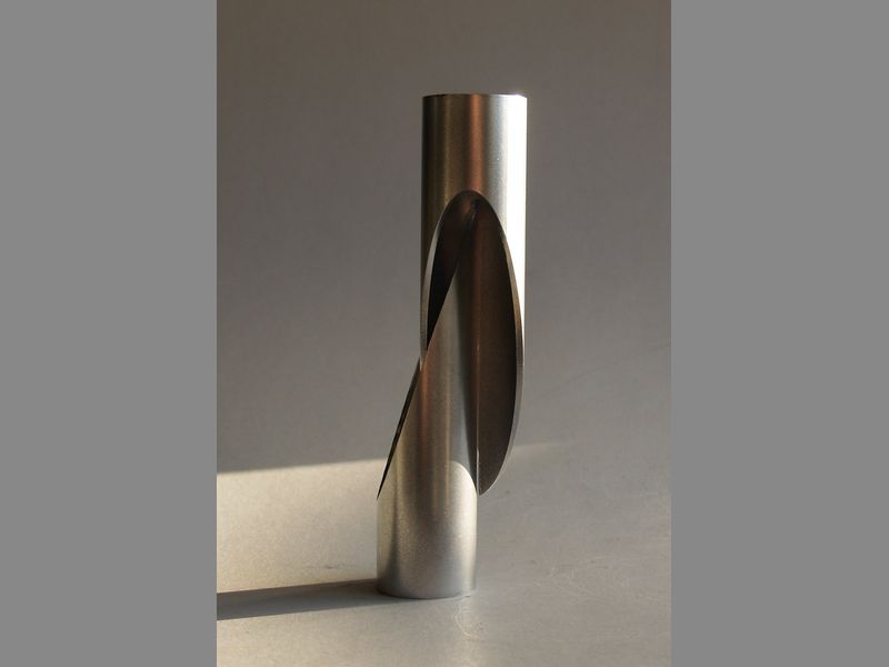 <b><i>Schuine deellijn halve draai</i></b>, 2010, model  gecoat staal  ø 3x20cm 