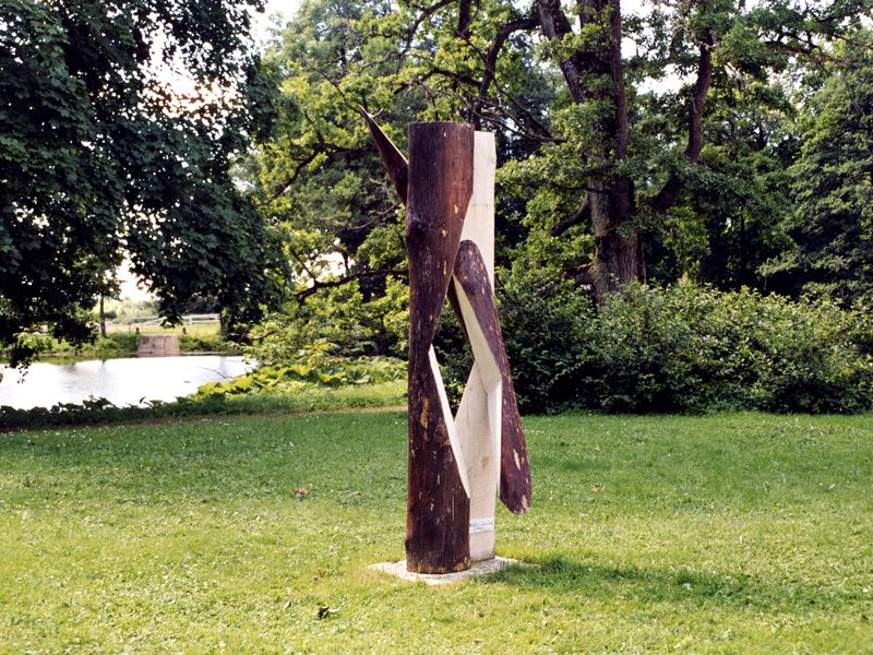 <b><i>Snake Tree</i></b>, 2001,Larix hout, 220x80x ø60 cm, Sagadi (Estonia) 
