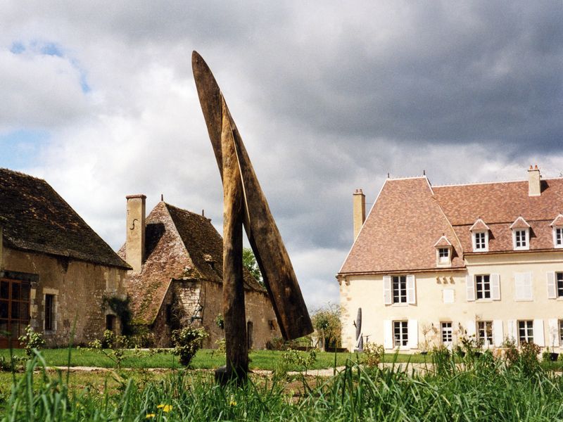 <b><i>Signum I</i></b>, 2000, Grenenhout, 250 cm ø 40 cm, Les jardins de Drulon, (France)