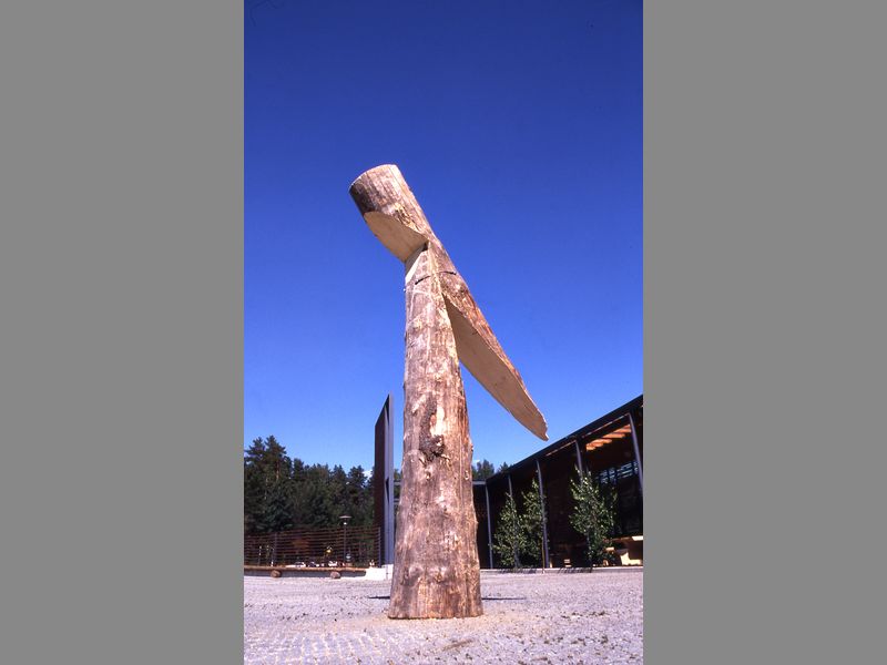 <b><i>Honour to the Finish sun, 1997</i></b>, Fins grenenhout,  ø 80 x450cm, 'Lusto the Finnish forest museum' Savolinna (Finland)