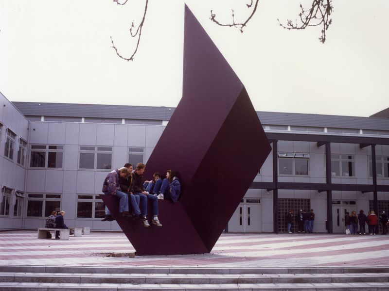 <b><i>Pleinobject, 1994/95</i></b>,gecoat staal,200x400x200 cm, Scholengemeenschap de drie Waarden, Schoonhoven