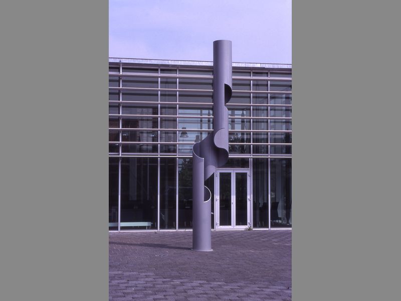 <b><i>Signum III</i></b>,  2003,gecoat staal, 550 cm hoog ø 50  Gemeentehuis Rhenen  