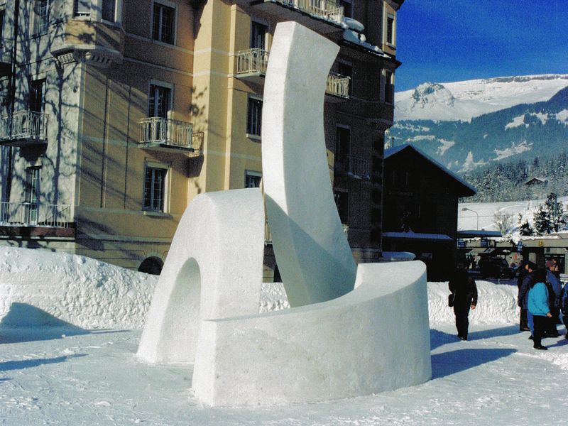 <b><i>Optimismus</i></b>, 1998, snow,  350x400x450 cm ,Grindelwald (Switserland)