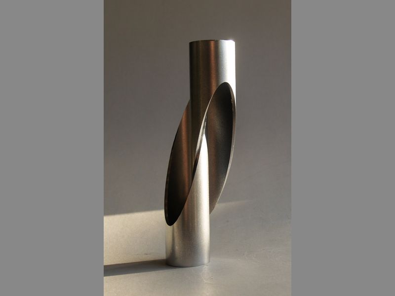 <b><i>Schuine deellijn halve draai</i></b>, 2010, model  gecoat staal  ø 3x20cm 