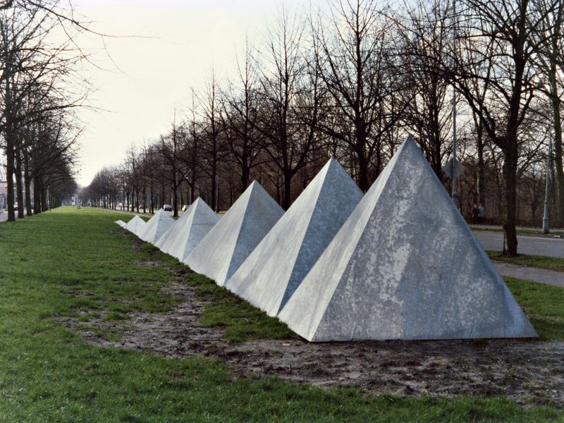 <b><i>Sequence V </i></b>, 1990, gegalvaniseerd staal, 2x2x55 m, Hugo de Vrieslaan,Watergraafsmeer Amsterdam