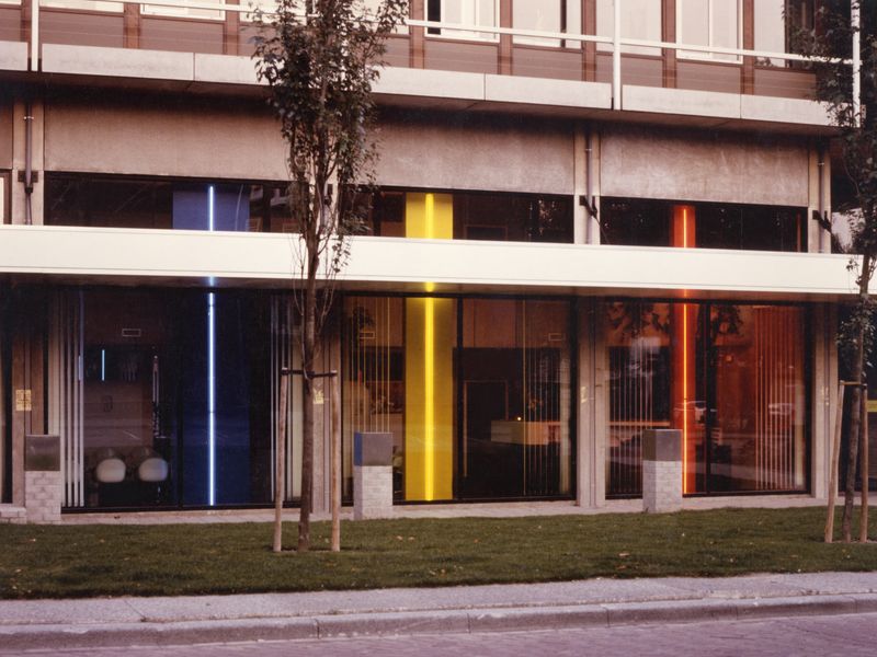 <b><i>Beeldproject/vormgeving binnen/ buitenruimte</i></b>, 1980/81,staal, beton en neon licht ,Gemeentelijke Sociale Dienst Dordrecht   i.s.m. Evert van lopik 