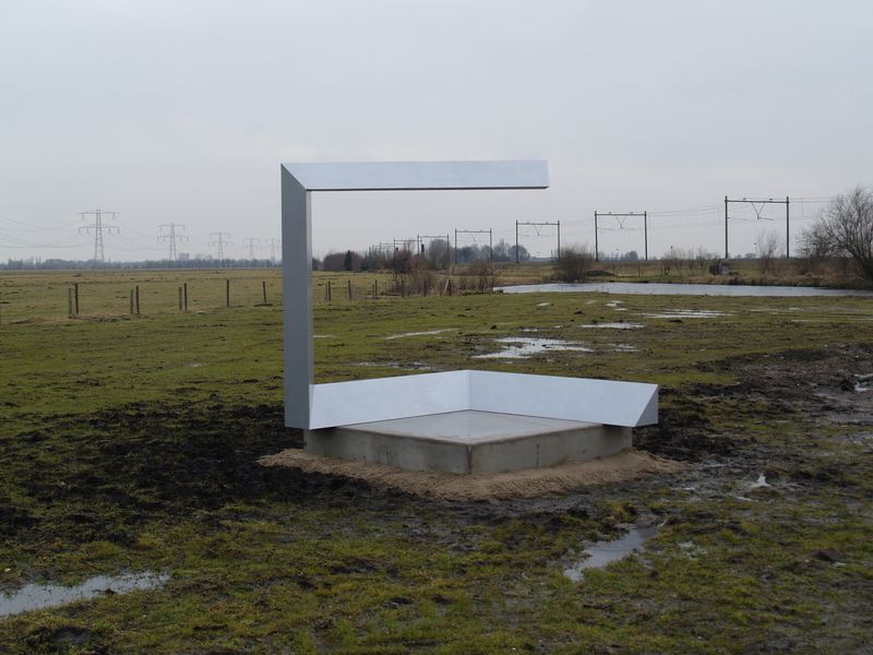 <b><i>Nieuwe door gang</i></b>,2010,gecoat staal, 200x200x200 cm  (Drievoudige haakse,1985)